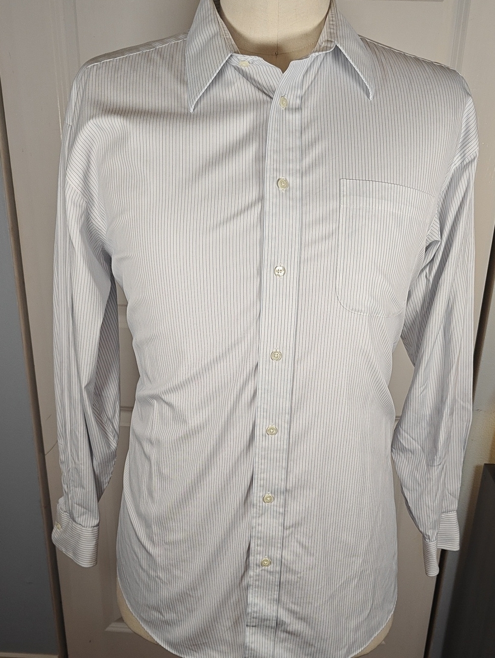 Jos A Bank Traveler Mens White Navy Pinstripe Cotton Dress Shirt 17x35 READ